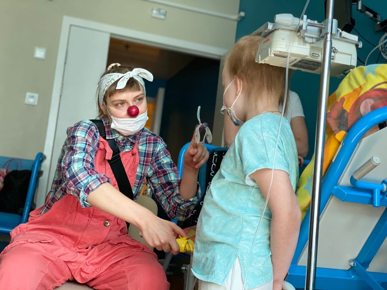 Ребенка навещаю в больнице. Доктор клоун. Клоун в больнице. Ребенок в больнице с клоунами. Врачи клоунскими носами.