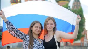 Волонтеры развернули российский триколор возле монумента Победы на Поклонной горе. Фото: Пелагея Замятина, «Вечерняя Москва»