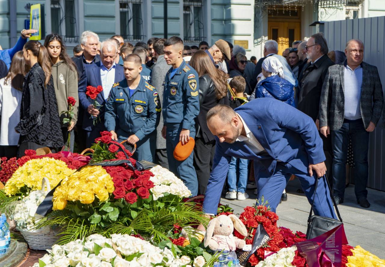 Мероприятия памяти жертв. Дети возлагают цветы к памятнику. Мероприятие по возложению цветов к памятнику. Возложение венков в Беслане 2020 год.