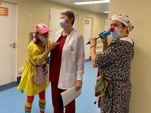 Пациентов Морозовской больницы осмотрели клоуны-терапевты. Фото со страницы медицинского учреждения в социальных сетях