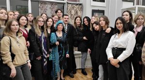 Студенты РЭУ посетили выставку картин Николая Федорова. Фото: сайт высшего учебного заведения