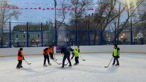 Спортивно-досуговый центр «Орион» провел соревнования по хоккею с мячом. Фото: страница центра в социальных сетях