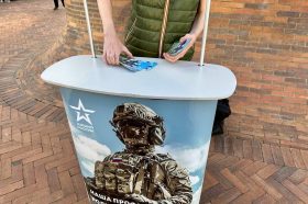 Отправляющиеся на службу по контракту отметили чёткую работу пункта отбора в Москве. Фото: Валерия Соловьева, «Вечерняя Москва»