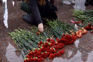 Волонтеры РЭУ возложили цветы к памятнику ополченцев Пролетарского района. Фото: сайт высшего учебного заведения