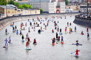 Участники фестиваля «Рыбная неделя в Москве» проплыли на сапбордах по локациям района. Фото: сайт мэра Москвы