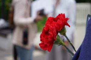 Активисты Молодежной палаты Замоскворечья возложили цветы к памятнику. Фото: Анна Быкова, «Вечерняя Москва»