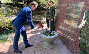 Ученики школы №627 возложили цветы к памятнику танка Т-34. Фото: страница учреждения в социальных сетях