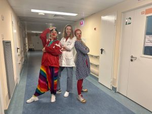 Морозовскую больницу посетили клоуны. Фото: Telegram-канал Морозовской больницы