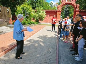 Активисты района приняли участие в мемориальной акции на Новодевичьем кладбище. Фото: официальная страница школы №627 в социальных сетях