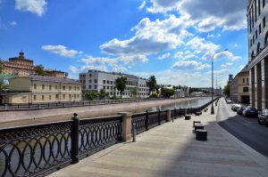 Подсветка украсит квартиру Глеба Кржижановского. Фото: Анна Быкова, «Вечерняя Москва»