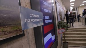 Певица Анастасия Спиридонова встретилась с контрактниками в Едином пункте отбора на военную службу в Москве. Фото: Анатолий Цымбалюк, «Вечерняя Москва»