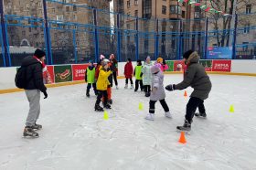 Каток открыли на Большом Овчинниковском переулке. Фото: страница управы в социальных сетях