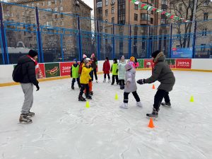 Каток открыли в Большом Овчинниковском переулке. Фото: страница управы в социальных сетях