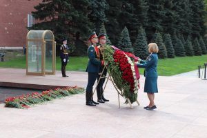 Сотрудники налоговой почтили память защитников отечества в Александровском саду. Фото: сайт ФНС города Москвы