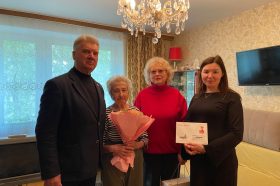 Управа Замоскворечья поздравила ветеранов с юбилеем. Фото: официальная страница Управы района Замоскворечье в социальных сетях