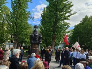 Школьники возложили цветы к памятнику ополченцам района Замоскворечье. Фото: страница школы №518 в социальных сетях