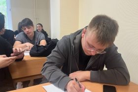 Молодые парламентарии района Замоскворечье и студенты РЭУ написали письма бойцам СВО. Фото: страница Молодежной палаты района Замоскворечье в социальных сетях