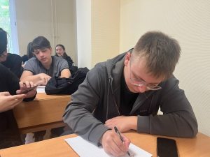 Молодые парламентарии района Замоскворечье и студенты РЭУ написали письма бойцам СВО. Фото: страница Молодежной палаты района Замоскворечье в социальных сетях