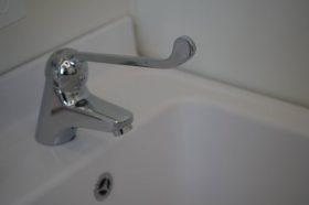 Москвичи могут узнать график отключения воды в домах в районе. Фото: Анна Быкова, «Вечерняя Москва»