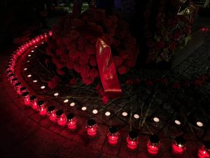 Торжественное возложение цветов состоялось в сквере Ополченцев Замоскворечья. Фото: страница управы района Замоскворечье в социальных сетях