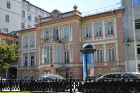 Алексей Бахрушин: сотрудники театрального музея возложили цветы к памятнику. Фото: Анна Быкова, «Вечерняя Москва»
