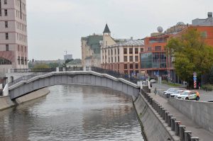 Шлюзовую набережную отремонтируют в рамках мероприятий по благоустройству. Фото: Анна Быкова, «Вечерняя Москва»