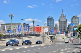 Мосты района Замоскворечье красят ко Дню Государственного флага. Фото: Анна Быкова, «Вечерняя Москва»