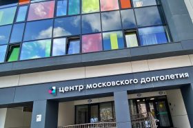 Сотрудники ЦМД «Замоскворечье» организуют кинопоказ легендарного фильма. Фото: Анна Быкова, «Вечерняя Москва»