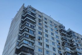 Сотрудники ГБУ «Жилищник» проверили дома на безопасность в районе Замоскворечья. Фото: Алина Моисеенко, «Вечерняя Москва»