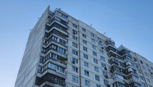 Сотрудники ГБУ «Жилищник» проверили дома на безопасность в районе Замоскворечь. Фото: Алина Моисеенко, «Вечерняя Москва»