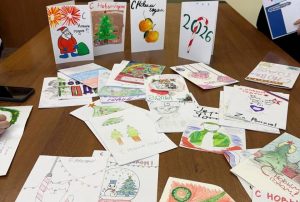 Ученики школы №1259 поддержали открытками участников СВО. Фото: Telegram-канал школы №1259