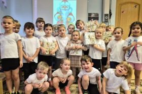 Воспитанники детского сада отпраздновали День рождения Деда Мороза в школе №518. Фото: Telegram-канал школы №518