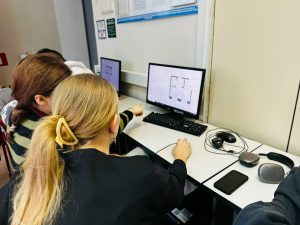 Первокурсники колледжа №4 сделали свои первые шаги в графическом дизайне. Фото: официальная страница колледжа в социальных сетях