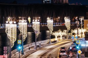 Новогодние украшения появились на набережных района Замоскворечье. Фото: пресс-служба комплекса городского хозяйства Москвы