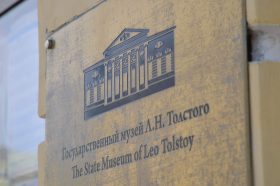 Сотрудники Толстовского центра на Пятницкой приглашают на встречу об усадьбе Льва Толстого. Фото: Анна Быкова, «Вечерняя Москва»