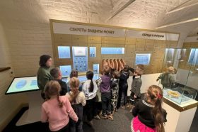 Ученики начальной школы №518 посетили тематическое занятие по нумизматике. Фото: официальная страница школы №518 в социальных сетях