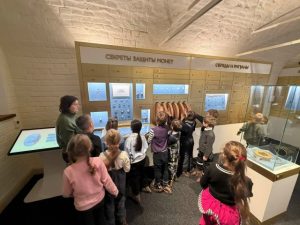 Ученики начальной школы №518 посетили тематическое занятие по нумизматике. Фото: официальная страница школы №518 в социальных сетях