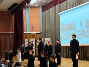 Театрализованную постановку о снятии блокады Ленинграда показали в школе №627. Фото: официальная страницы школы в социальных сетях