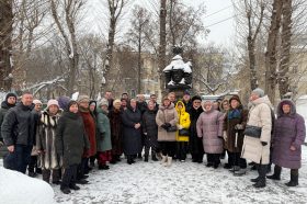 Цветы к мемориалу возложили жители района Замоскворечье в честь памятной даты. Фото: официальная страница управы района Замоскворечье в социальных сетях