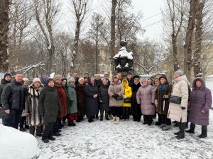 Цветы к мемориалу возложили жители района Замоскворечье. Фото: официальная страница управы района Замоскворечье в социальных сетях