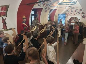 Экскурсия о воинах прошлого состоялась для учеников школы №518. Фото: официальная страница школы №518 в социальных сетях