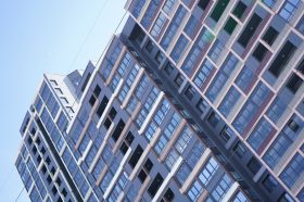 Сотрудники ГБУ «Жилищник района Замоскворечье» проверили безопасность домов. Фото: Анна Быкова, «Вечерняя Москва»