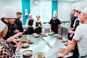 Кулинарную встречу с деятелями искусства провели для учеников школы №518. Фото: официальная страница учреждения в социальных сетях