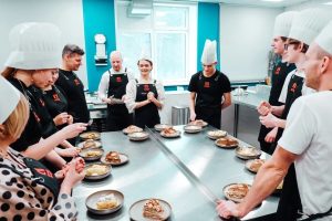 Кулинарную встречу с деятелями искусства провели для учеников школы №518. Фото: официальная страница учреждения в социальных сетях