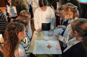 Выставка научных работ прошла для учеников школы №627.Фото: официальная страница учреждения в социальных сетях