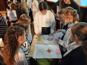 Выставка научных работ прошла для учеников школы №627.Фото: официальная страница учреждения в социальных сетях