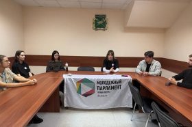 Заседание членов Молодежной палаты и представителей прошло в управе района Замоскворечье. Фото: официальная страница управы в социальных сетях